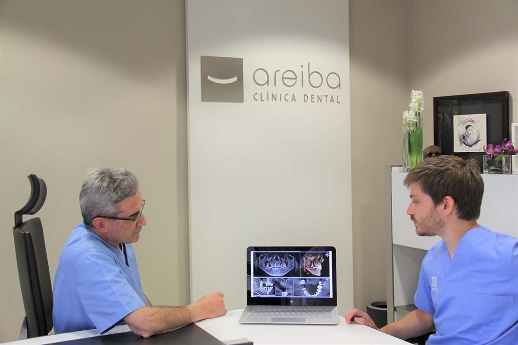 Dos dentistas analizando unas radiografías dentales