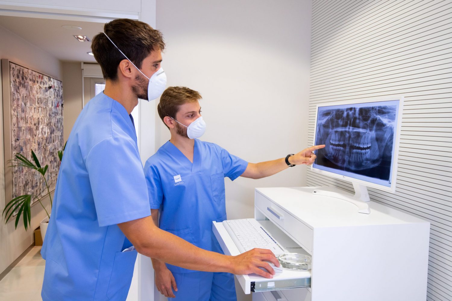 Doctores de la Clínica Dental Areiba analizando una radiografía