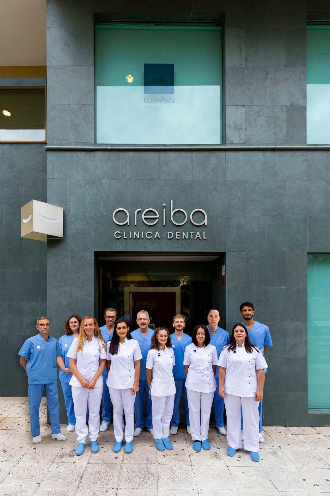 El equipo de Areiba en la fachada de la Clínica Dental